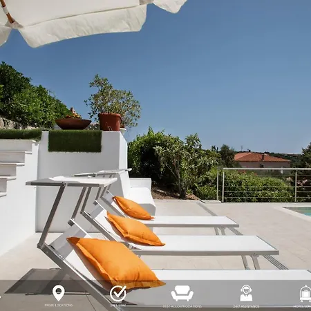 Emerald Seaview & Pool Holiday home